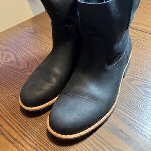 Roots Black Tribe short boots NWOT
